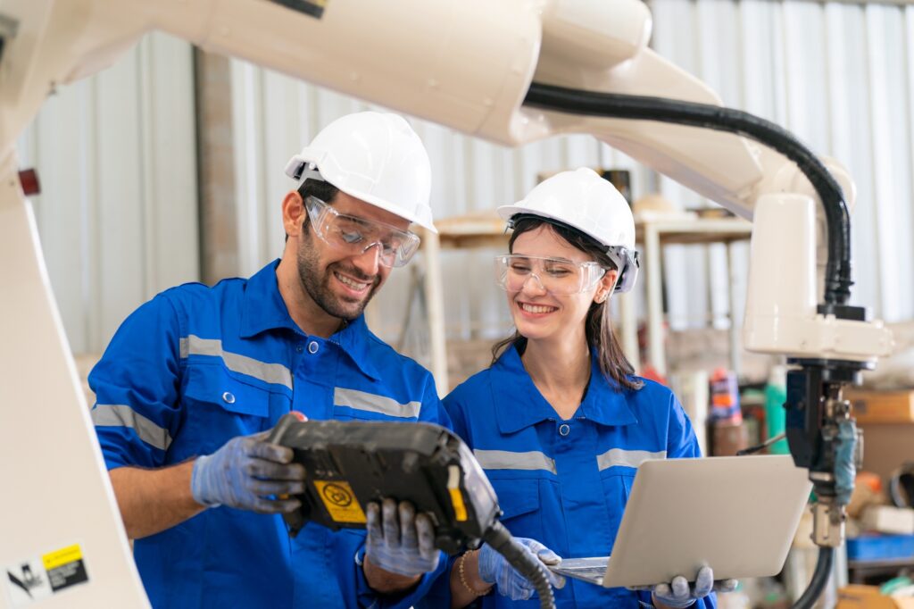 Ingeniero aplicando metrología robótica para medir motor a reacción en laboratorio de investigación aeroespacial