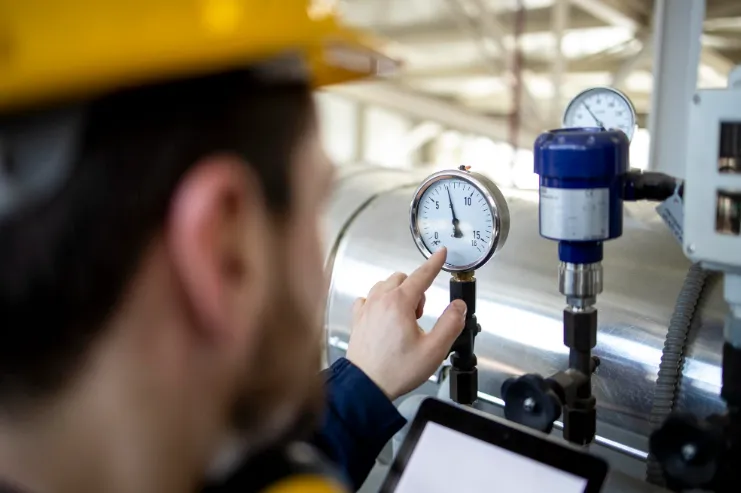 Servicios de calibración y metrología industrial hombre rveiando valvula de medicion